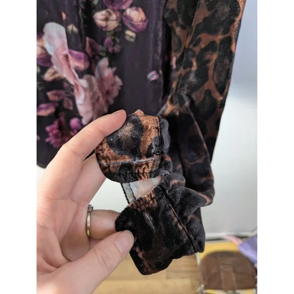 Johnny Was Velvet Leopard & Floral Long Sleeve Button Up Shirt Top M READ - Picture 6 of 8